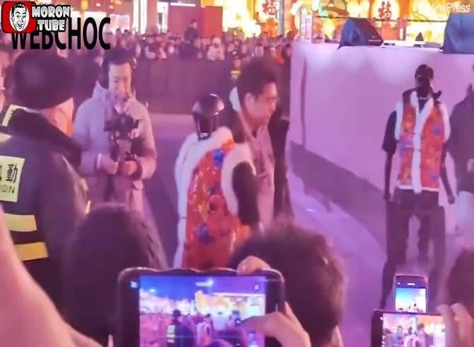 Video :A humanoid robot attempts to attack a crowd in China